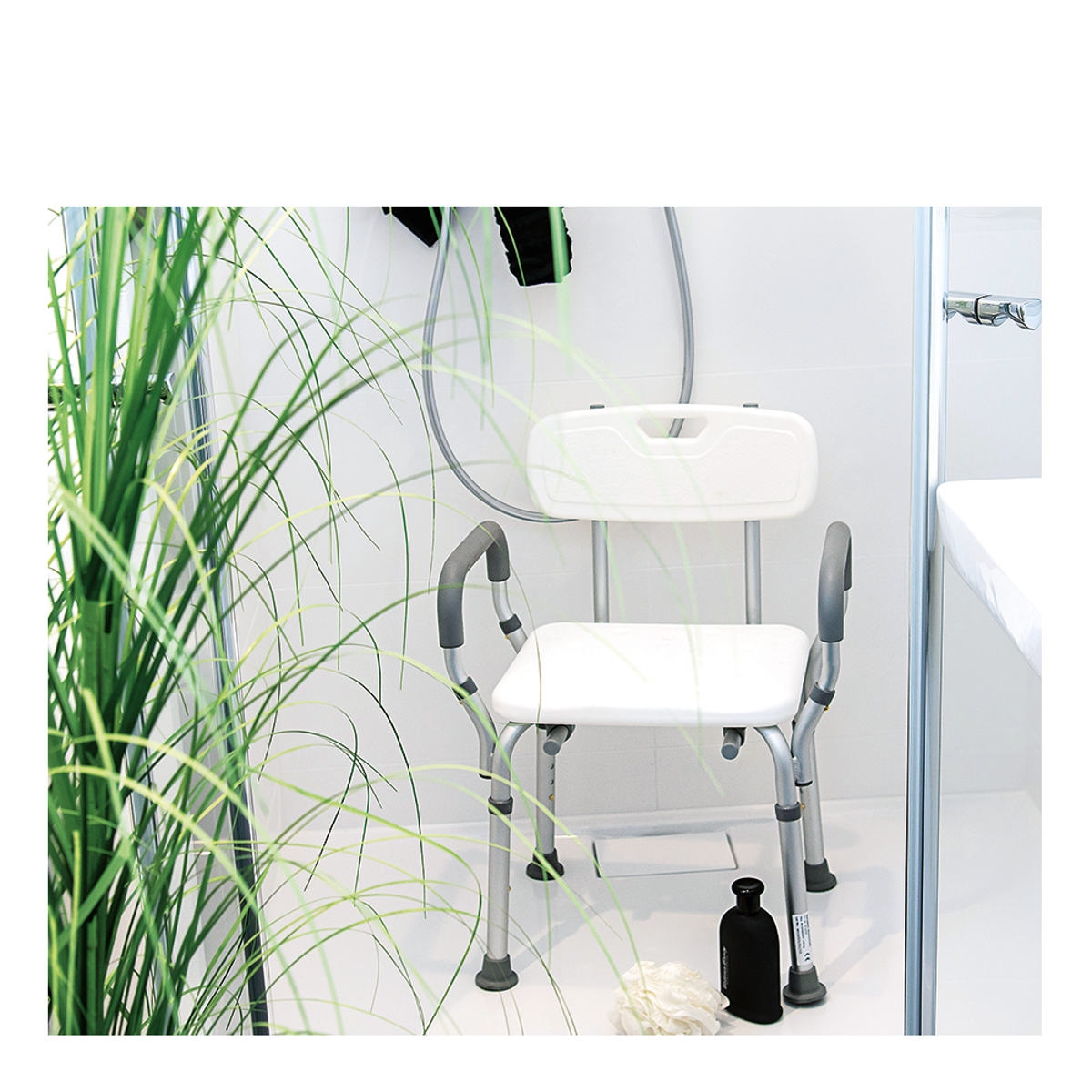 Carline Duschstuhl mit Rücken- und Armlehnen und höhenverstellbar